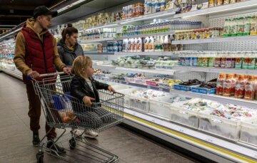 Повседневные продукты превращаются в предметы роскоши: украинцам все сложнее позволить себе молоко, творог и йогурт.