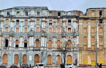 Після 2,5 років зруйнований ракетою будинок у Харкові вже гниє: мешканці просять хоча б дах, але в відповідь – "ігнор".