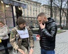 "Голодаю": На Хрещатику помітили пораненого військового, який просить про допомогу.